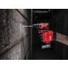 Milwaukee M12 BLPDRC wierci wiertłem do betonu w ścianie z bloczków